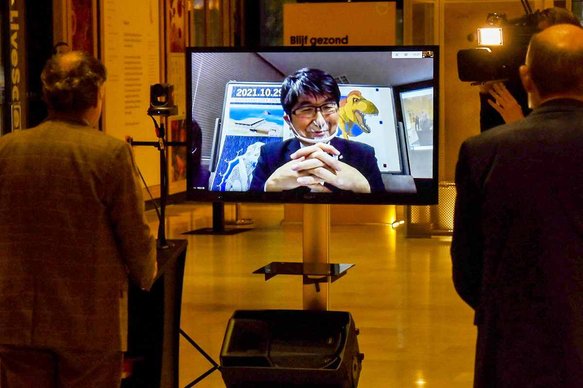 De burgemeester van Nagasaki, Tomihisa Taue, was via een live verbinding bij de ceremonie aanwezig.