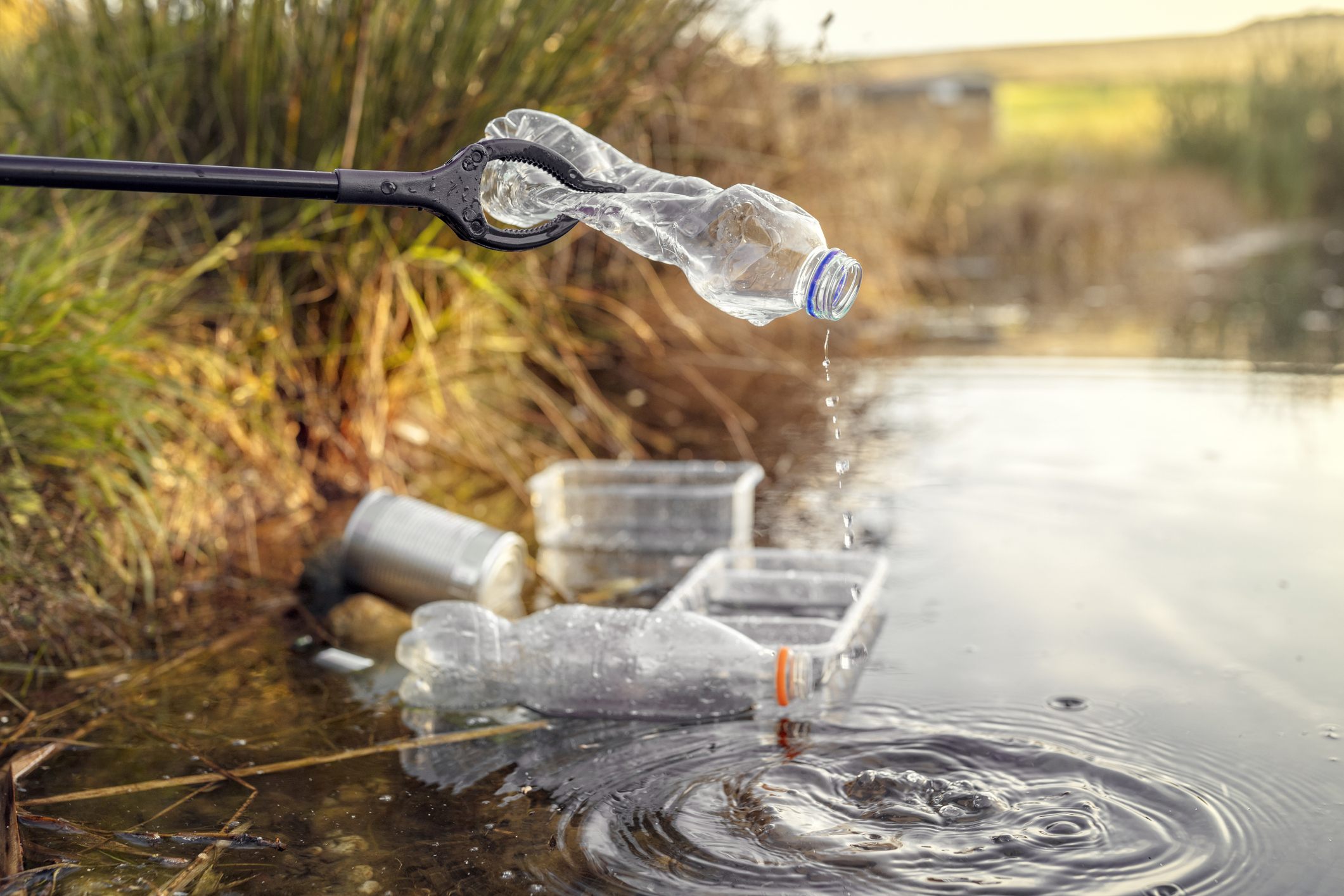 Plastics komen in de natuur terecht (Bron: Getty Images)
