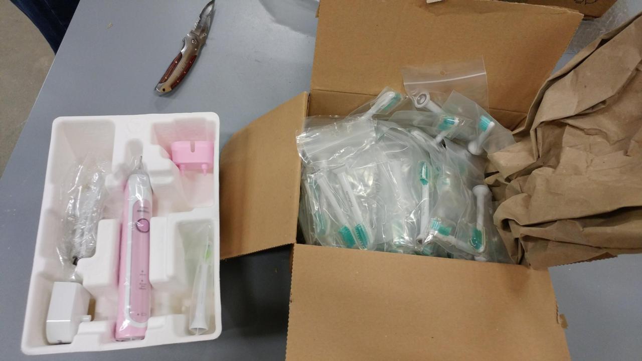 Een doos vol tandenborstelkopjes