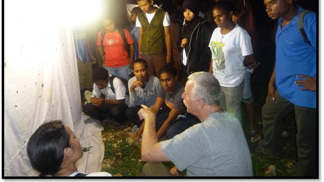 Rob de Vos op veldexcursie in Papua