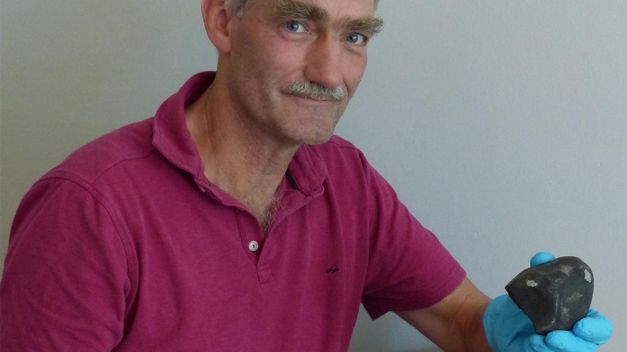 Leo Kriegsman met meteoriet