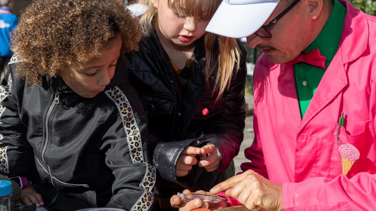 Kinderen bekijken verwondert naar een oud bot