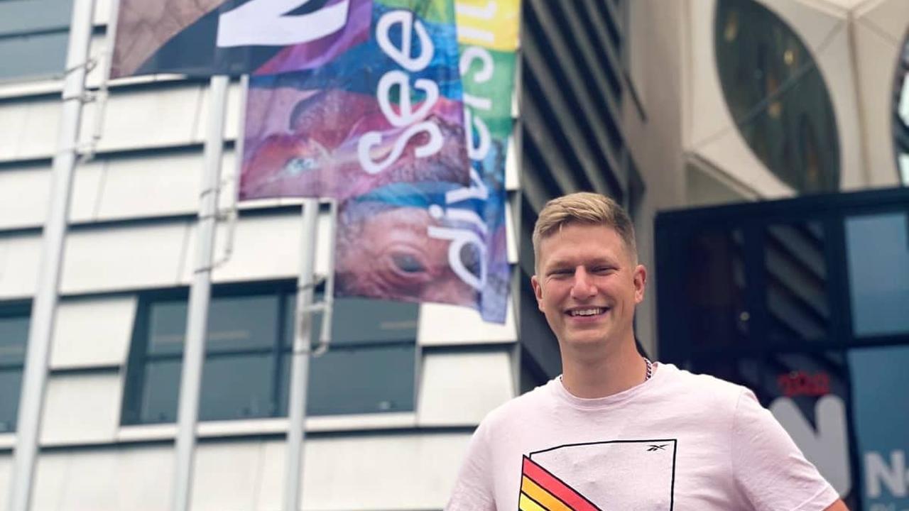 Werner de Gier en pride regenboog vlaggen voor Naturalis
