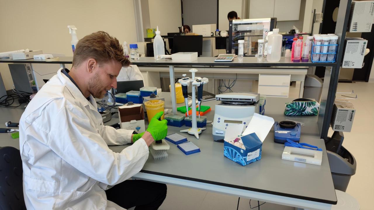 Kasper Hendriks in the lab