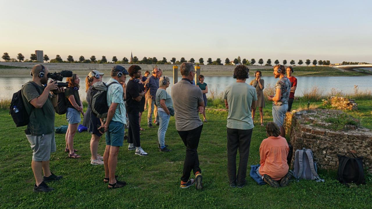 Mensen met een koptelefoon op die luisteren naar de Waal