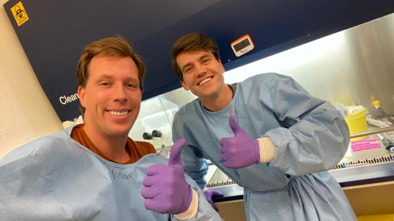 Mátyás en promotor Freek Vonk in het lab (Mátyás Bittenbinder)