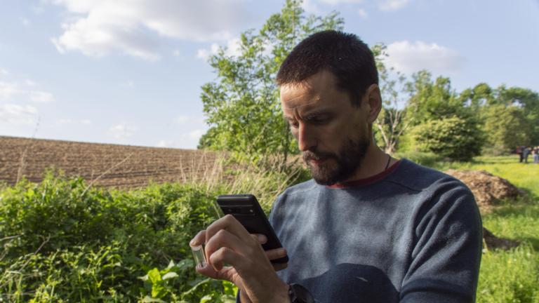 Leon bekijkt een bij