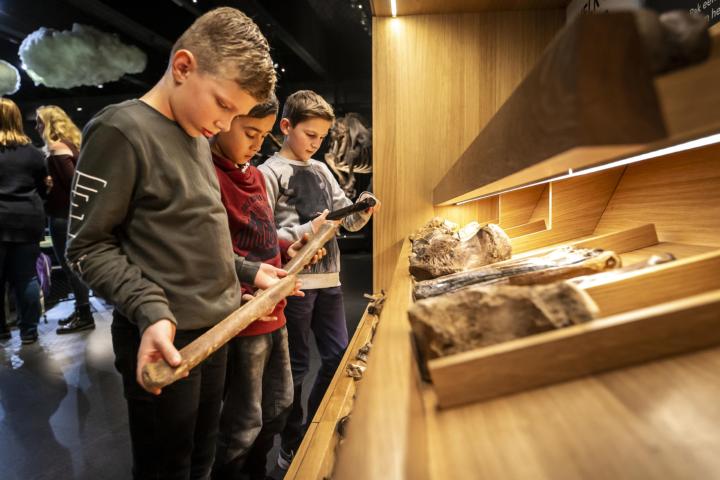 Jongens bij vraagkast tijdens draai door de natuur