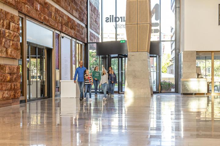 A family in the central hall of Naturalis - Koen Mol