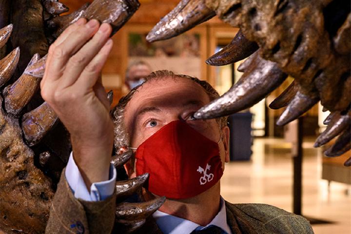 De Leidse burgemeester Henri Lenferink plaatst symbolisch de laatste tand in de ge-3d-printe schedel van Trix.