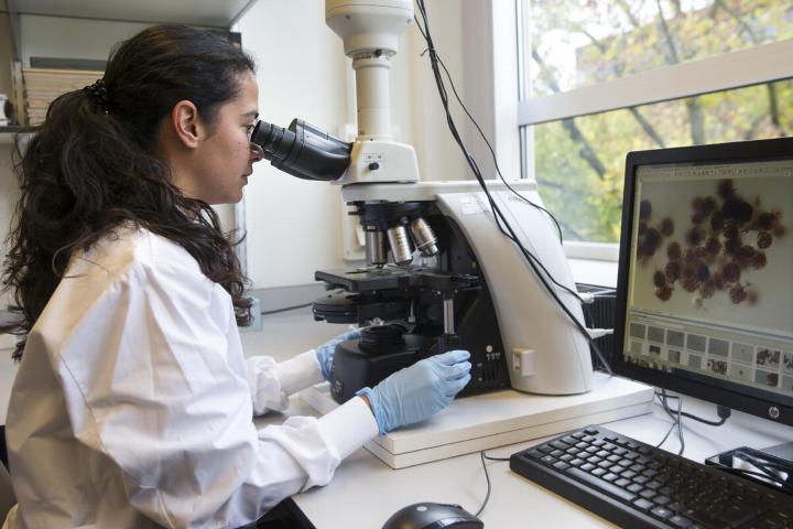 Vrouw achter microscoop