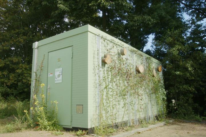 De natuurinclusieve glasvezelcentrale is te vinden op de Nieuwe Marnixtraat 90, in Leiden. Foto: KPN