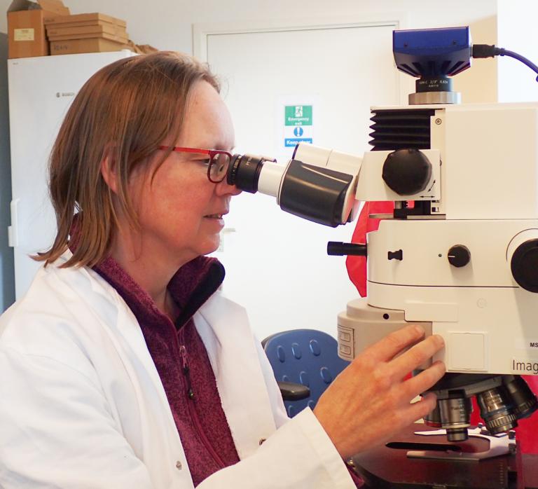 Bertie Joan bij microscoop