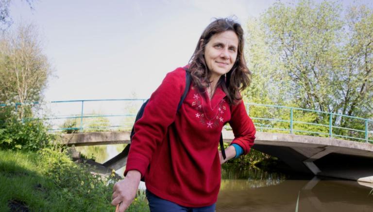 Jacqueline Henrot op zoek naar oeverplanten.