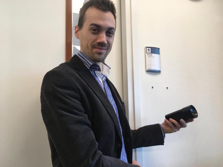 Nemi Dorst laat een pollensniffer zien