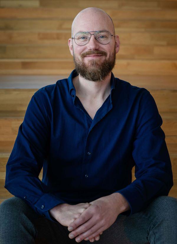 Raymond van Steijn op de trap van Naturalis Biodiversity Center. 