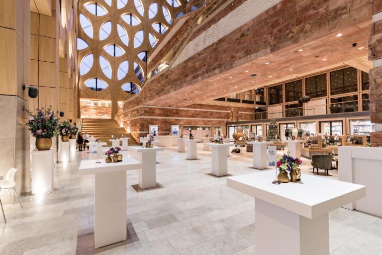 Atrium receptie leeg coronamaatregelen