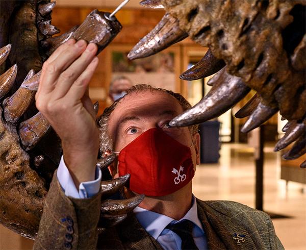 De Leidse burgemeester Henri Lenferink plaatst symbolisch de laatste tand in de ge-3d-printe schedel van Trix.