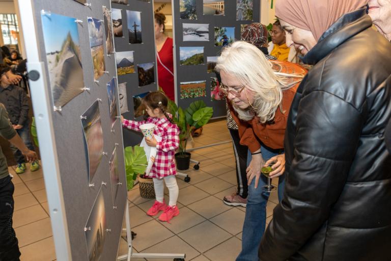 Bewoners bewonderen foto's