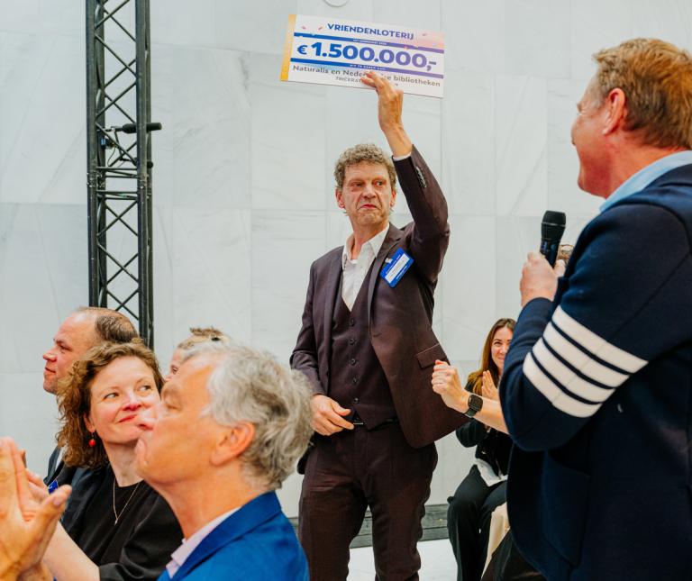 Algemeen directeur Edwin van Huis ontvangt cheque voor Tricertops on tour