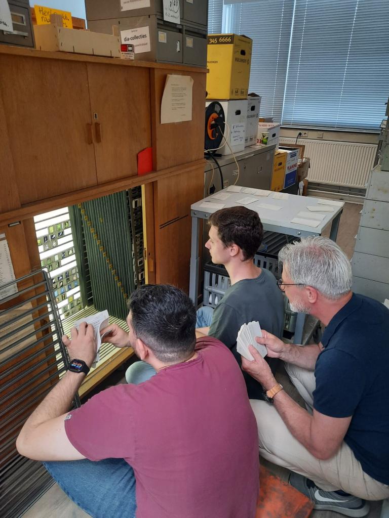 Panos, Floris en Rob op zoek naar dia's 