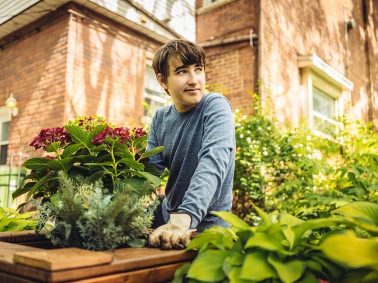 Man werkt aan de tuin (credits: iStock)