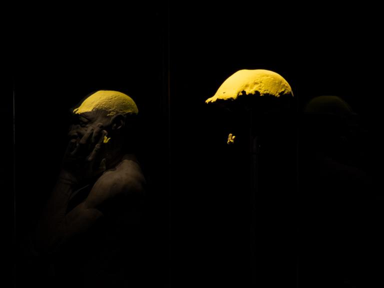 Fluorescerend plastic waar eerst de fossielen stonden